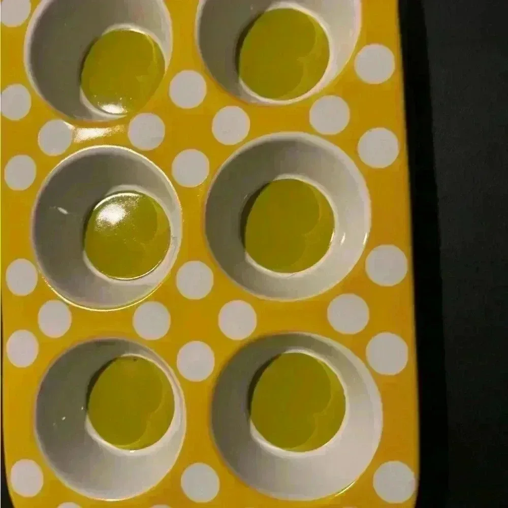 NWOT Cupcakes and Cartwheels Ceramic Cupcake Pan